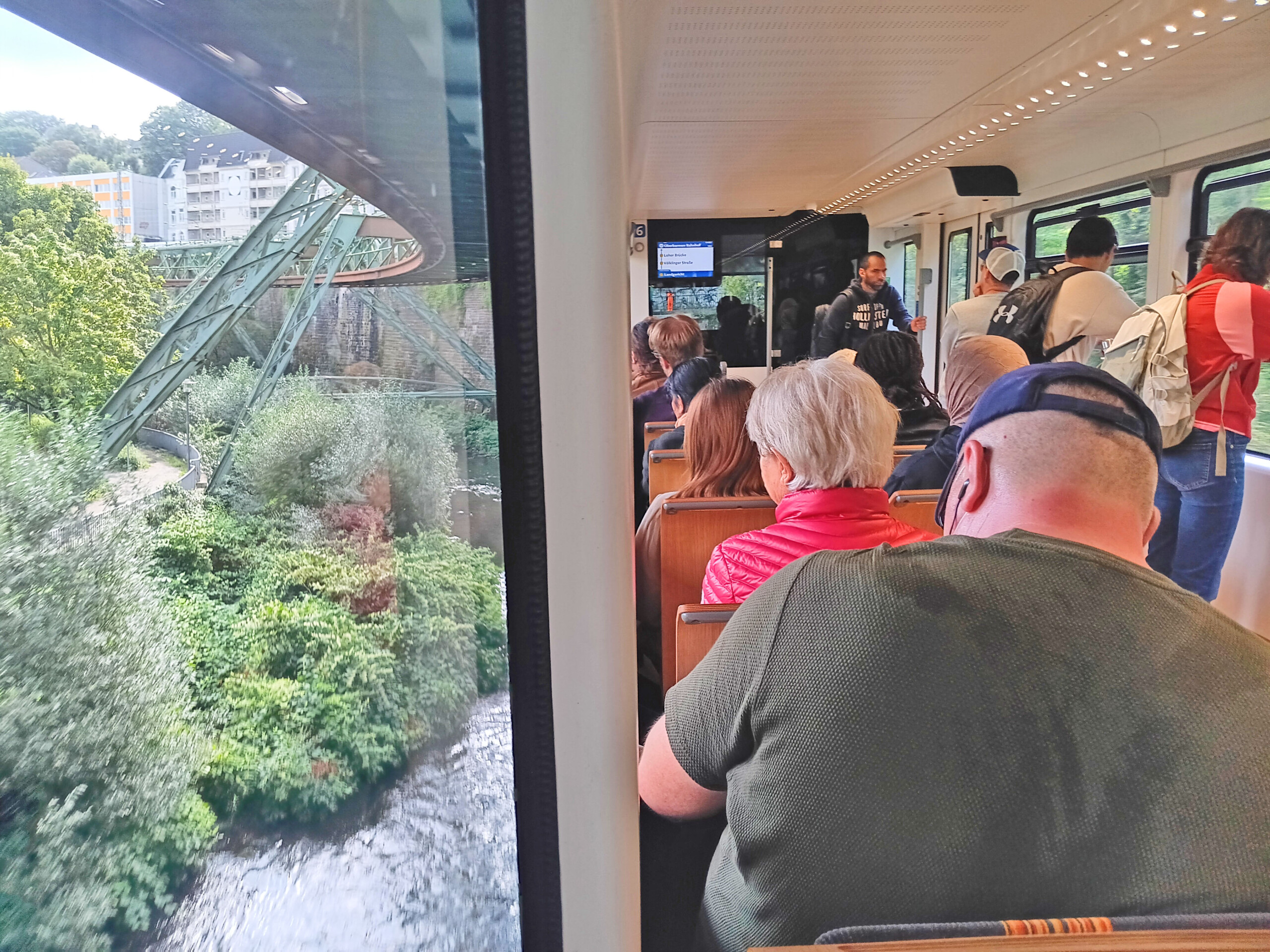 Inside-Outside the Schwebebahn