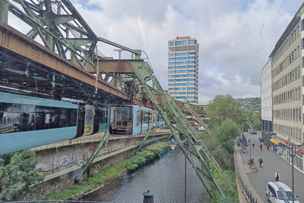 Schwebebahn going west over the Wupper River