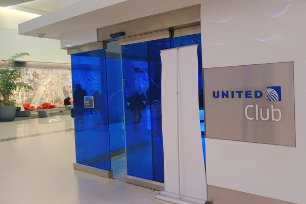 San Francisco E gates United Club entrance