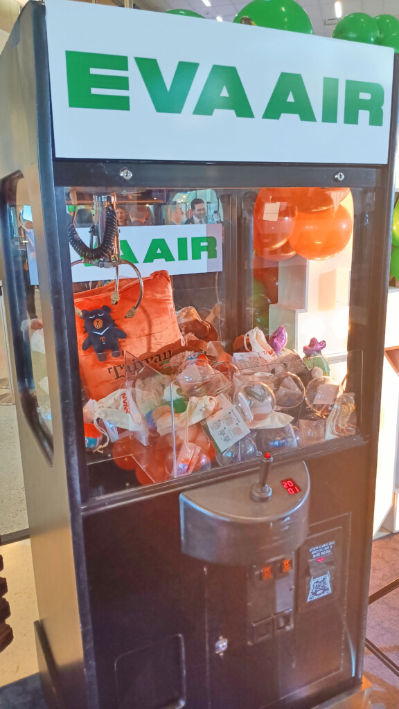 Claw machine for souvenirs