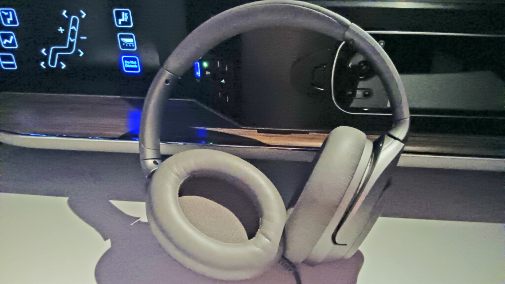 EVA Air 787 business class headphones