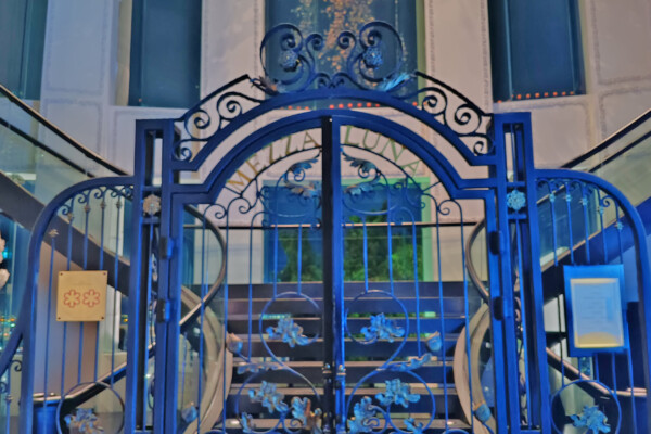 Mezzaluna restaurant entrance gate