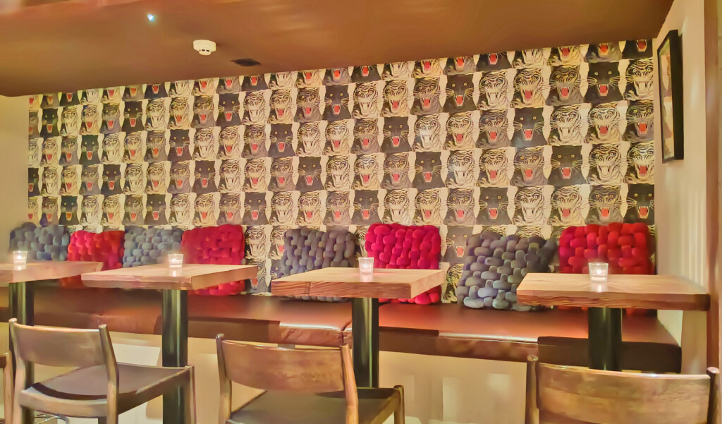 Cat wallpaper in the interior