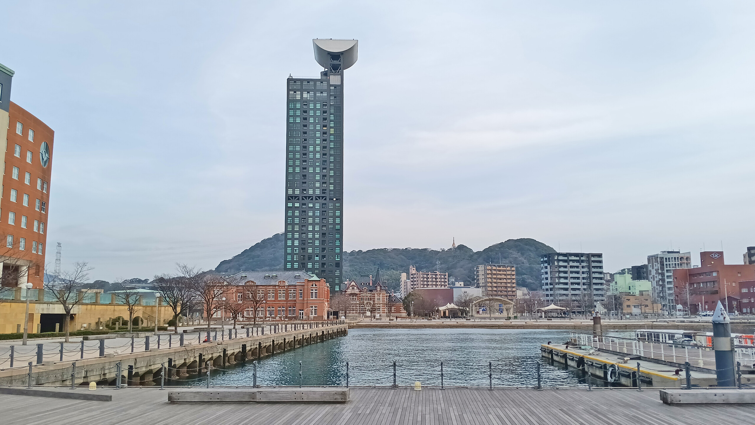Moji-ko inlet and the high-rise Mojiko Retro High Mart, built in 1999 by Kurokawa Kisho