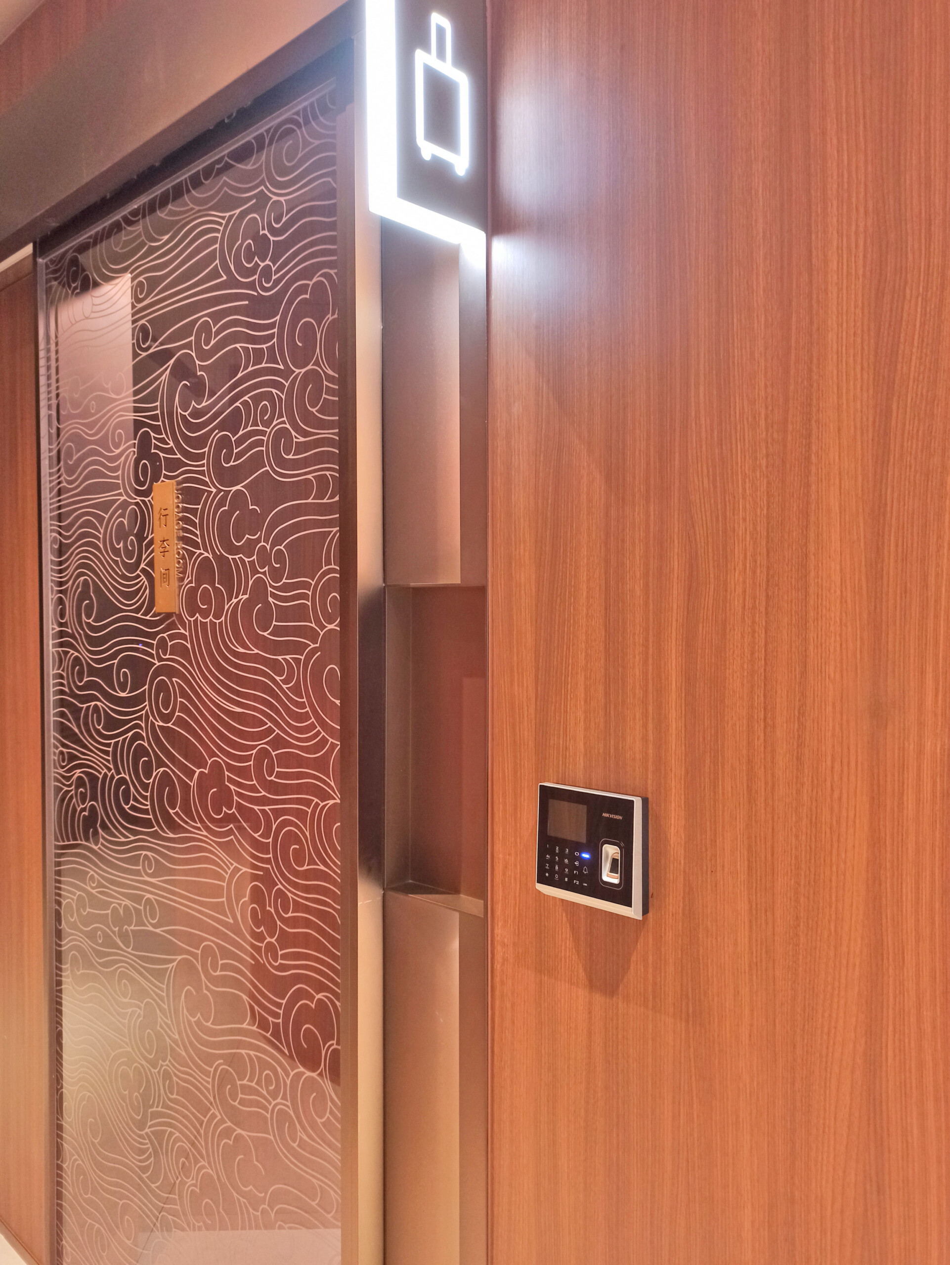 Luggage storage room with fingerprint identification