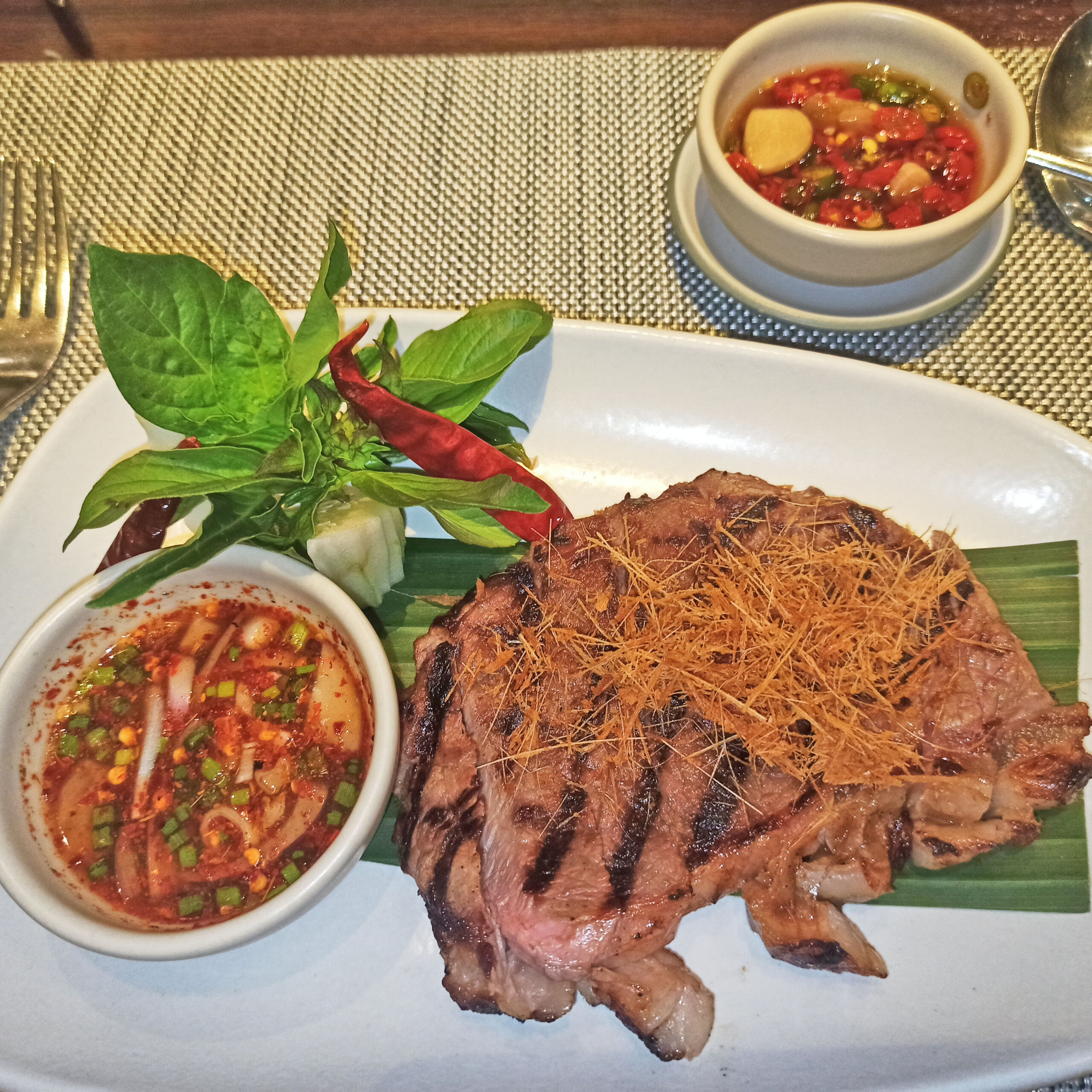 Grilled beef with Northern Thai spicy sauce (Suea rong hai & namchim chaeo)