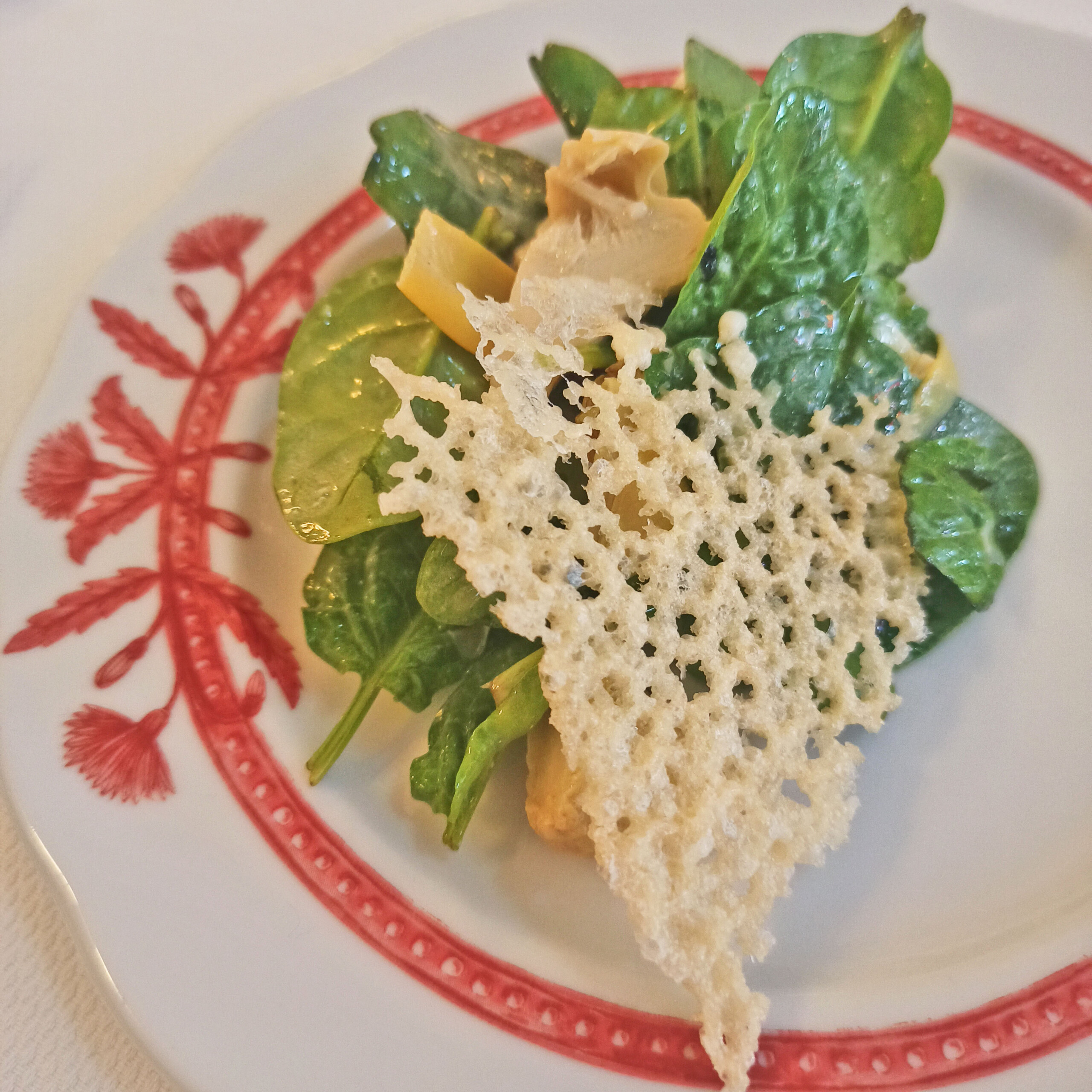 Artichoke salad with gorgonzola chip